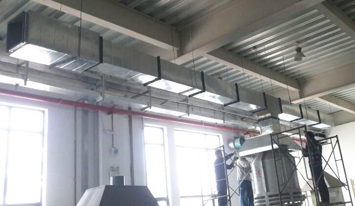 五星級酒店的防火與防排煙系統(tǒng) 上次簡單介紹了山東金光集團通過公平競標方式獲得通州區(qū)五星級酒店的整體中央空調(diào)從通風，制冷，防排煙等工程的安裝施工，那么今天說一下酒店的防火與防排煙系統(tǒng)。當然離不開消防排煙風機和防排煙防火閥設備的。 通風空調(diào)系統(tǒng)原則上按使用功能及防火分區(qū)劃分為若干系統(tǒng)，風管穿越防火分區(qū)及變形縫等處設電動排煙